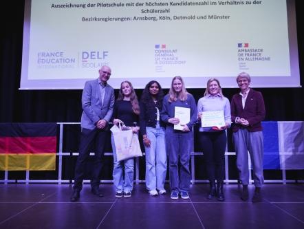 Gymnasium Arnoldinum als DELF-Partnerschule ausgezeichnet-