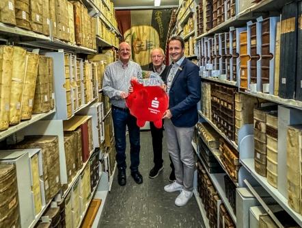 Scheckübergabe in der Historischen Bibliothek